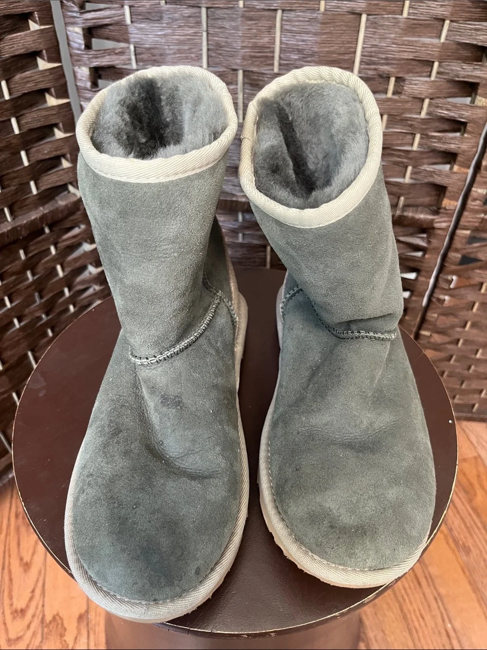 UGG Classic II big Kids Sz 4 Olive And Gray Sheepskin Lined Cozy